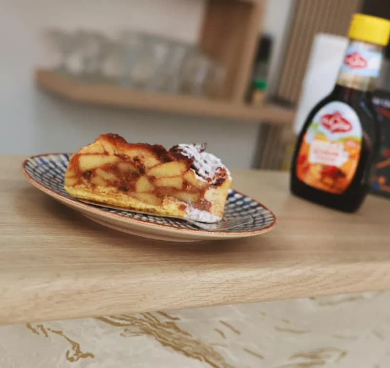 Appelgebak met koffie